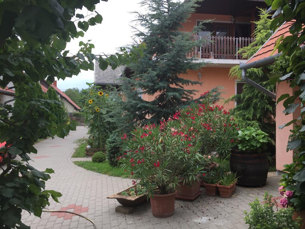 Valentin Vendeghaz Hotel Balatonlelle Ngoại thất bức ảnh